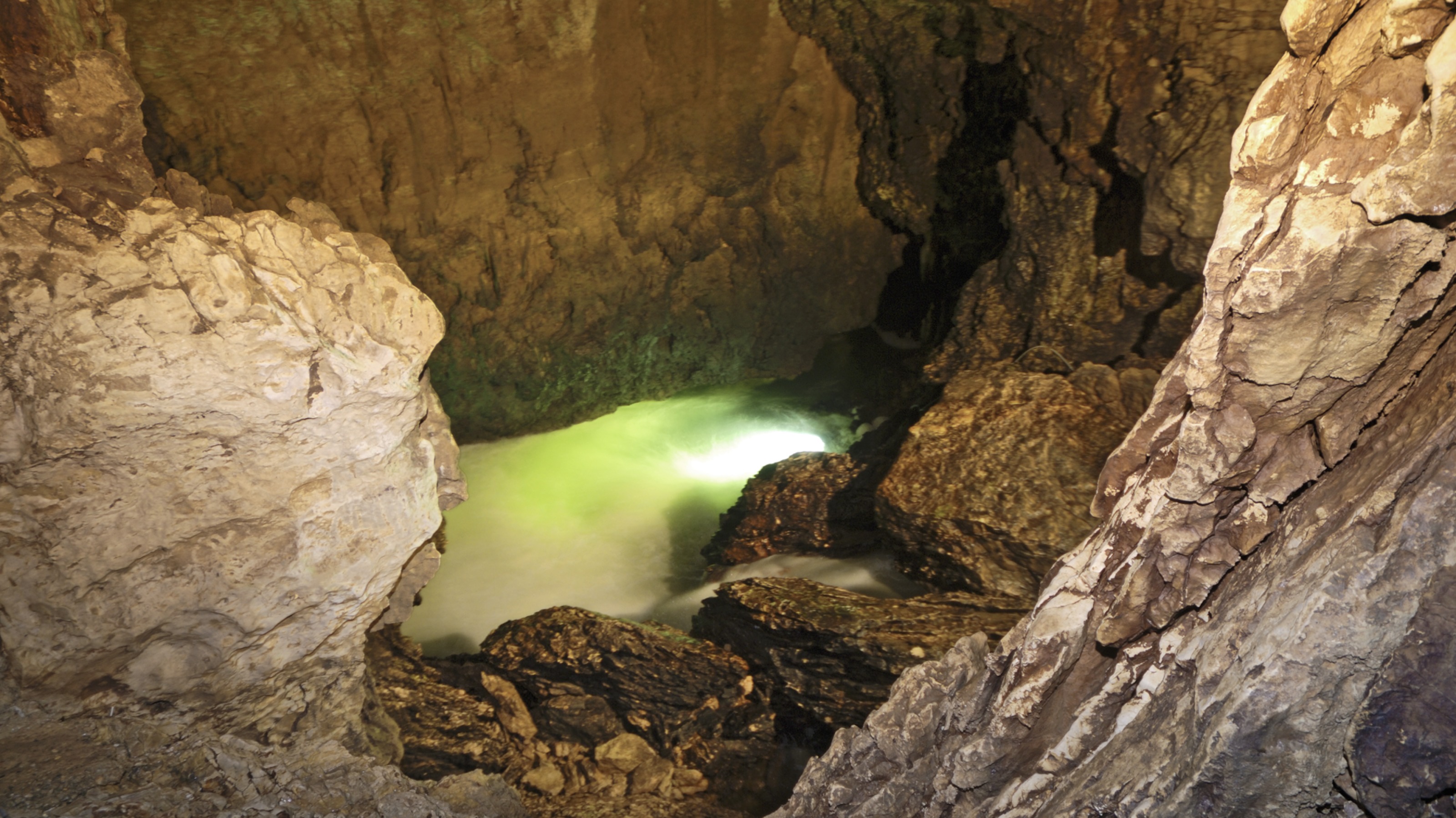 caves-and-grottos-switzerland-tourism